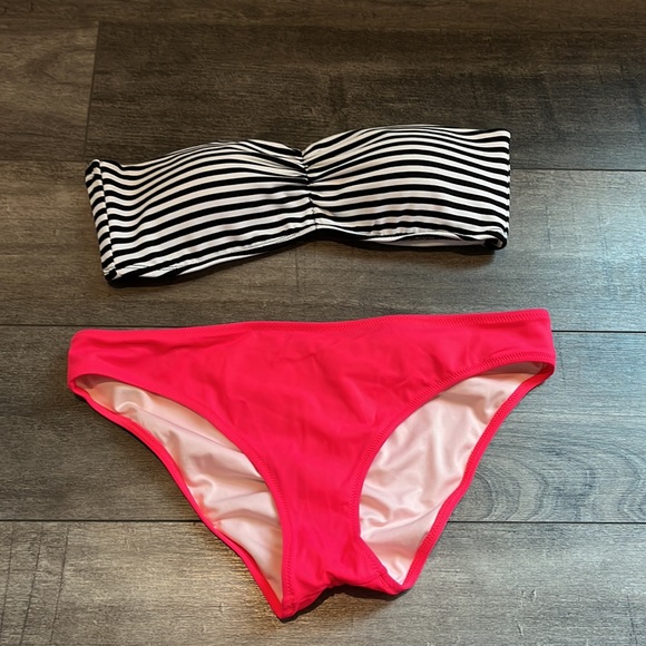 Bikini - Picture 2 of 7